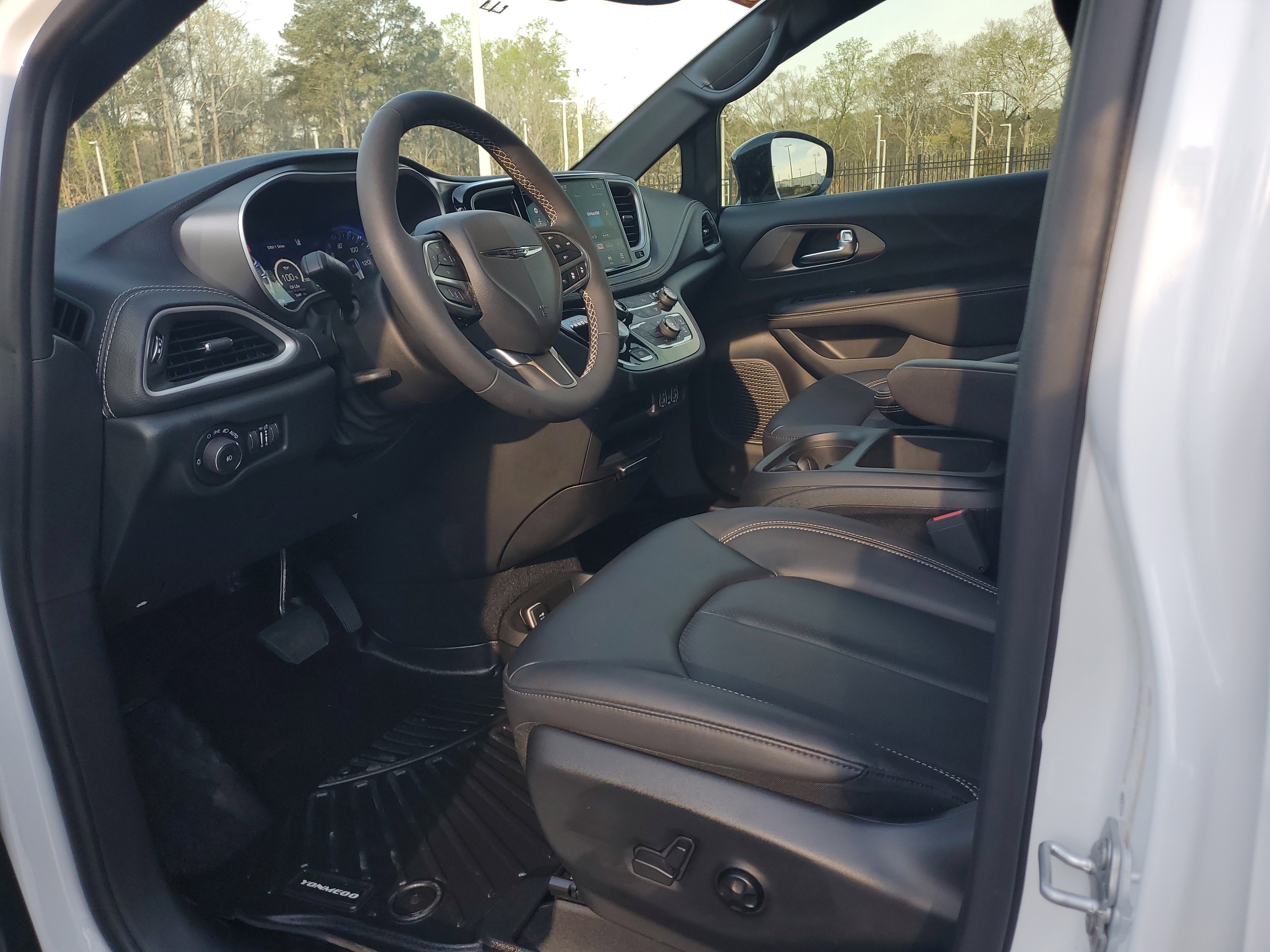 Used 2025 Chrysler Pacifica Select image 16