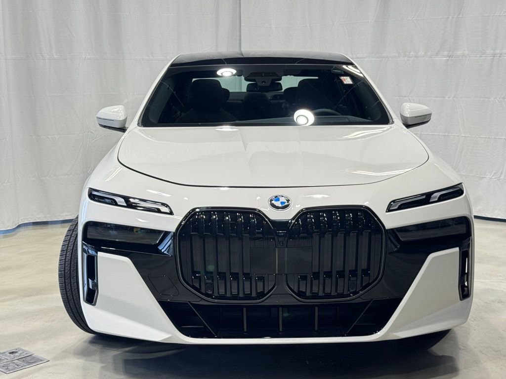 Used 2025 BMW 760i xDrive image 2