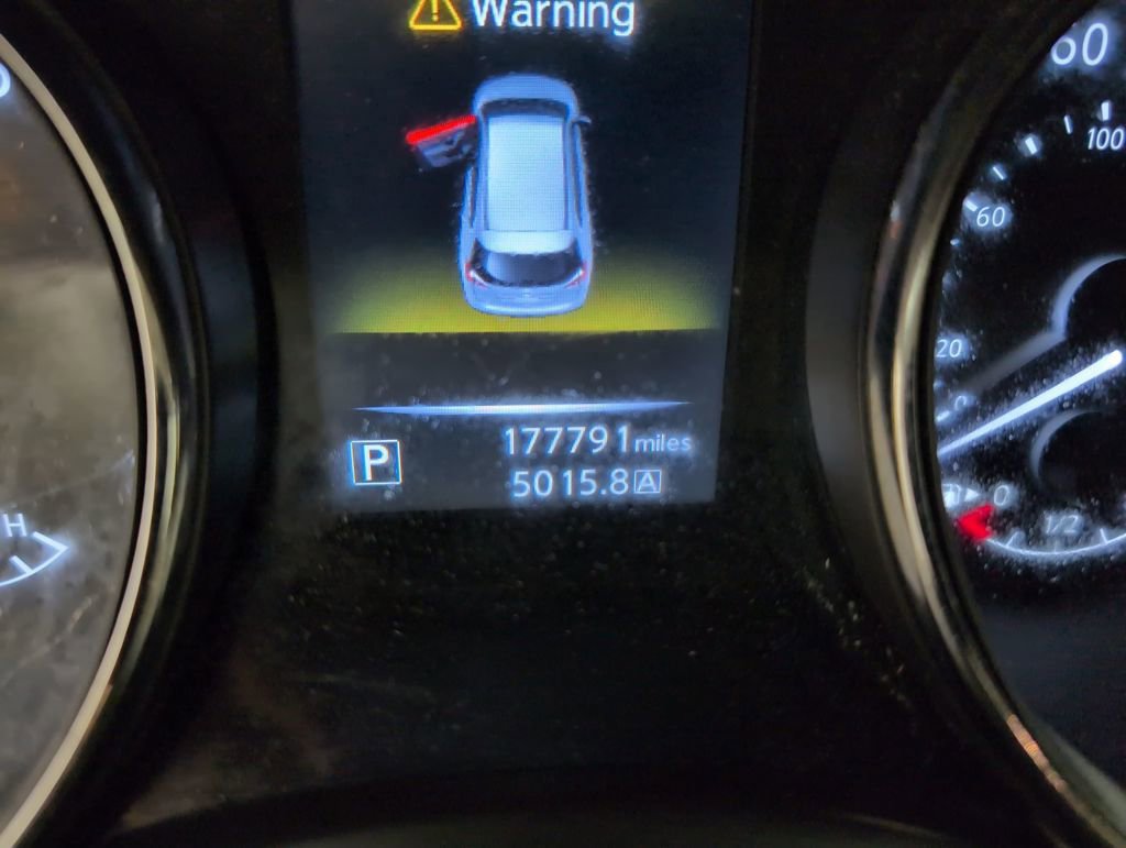 Used 2014 Nissan Rogue SV image 25