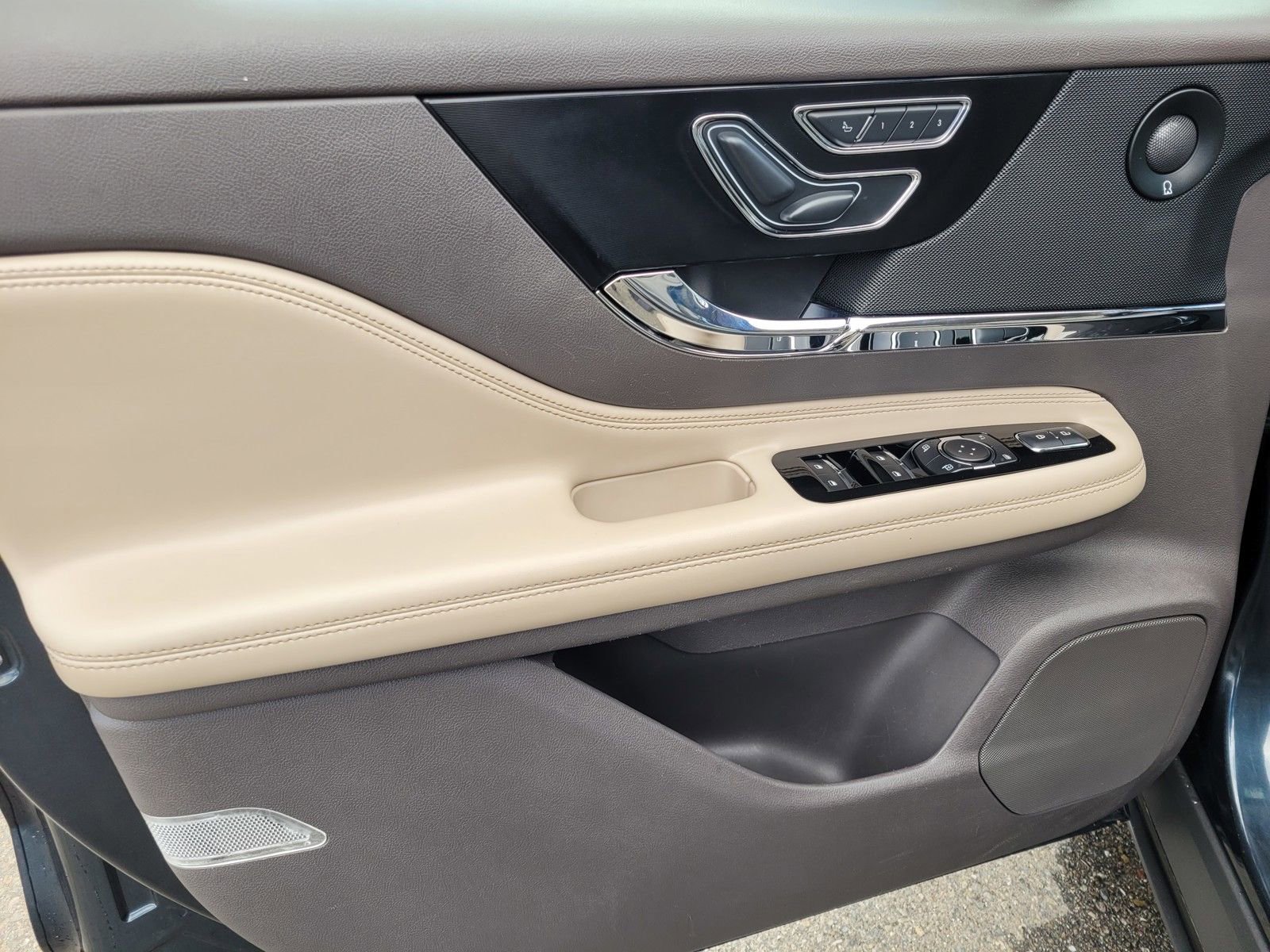 Used 2021 Lincoln Corsair Reserve w/ Equipment Group 201A image 16