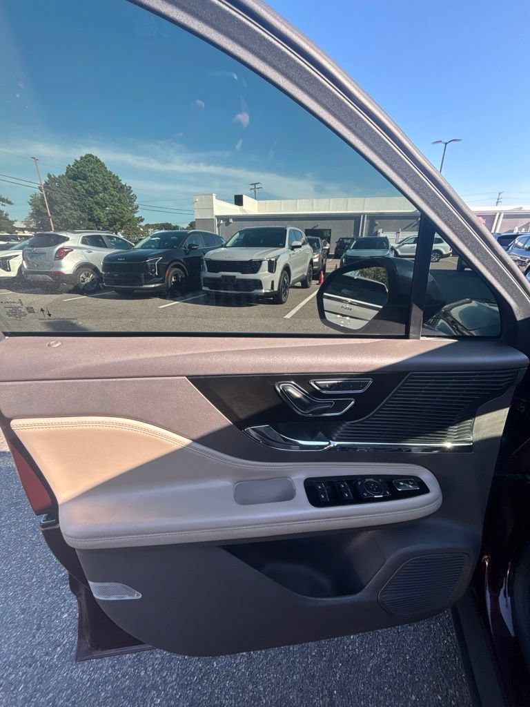 Used 2021 Lincoln Corsair AWD w/ Premium Package image 11