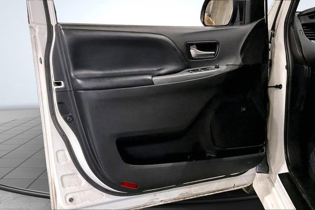 Used 2020 Toyota Sienna SE w/ SE Preferred Package FWD image 23