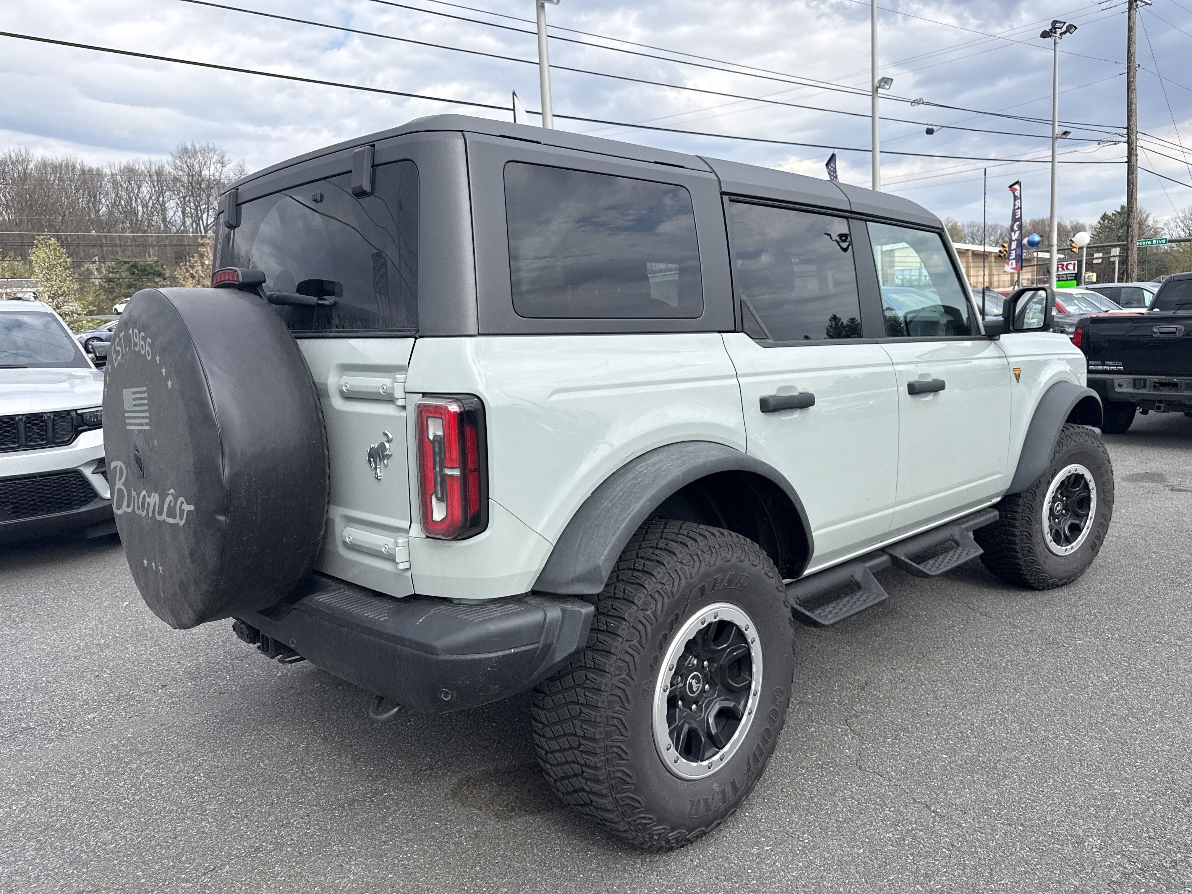 Used 2023 Ford Bronco Badlands w/ Sasquatch Package AWD/4WD video 2