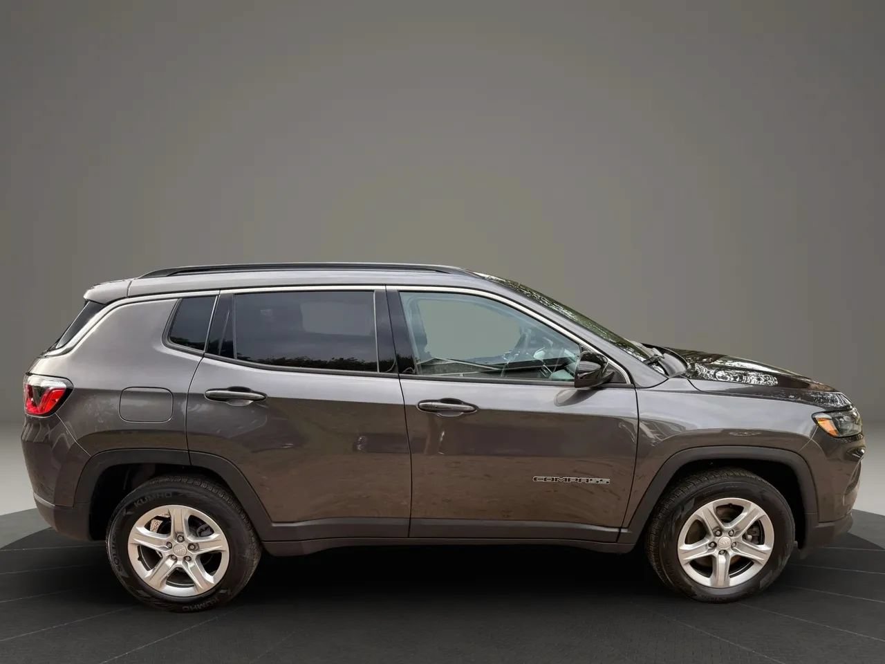 Used 2023 Jeep Compass Latitude w/ Convenience Group AWD/4WD image 3