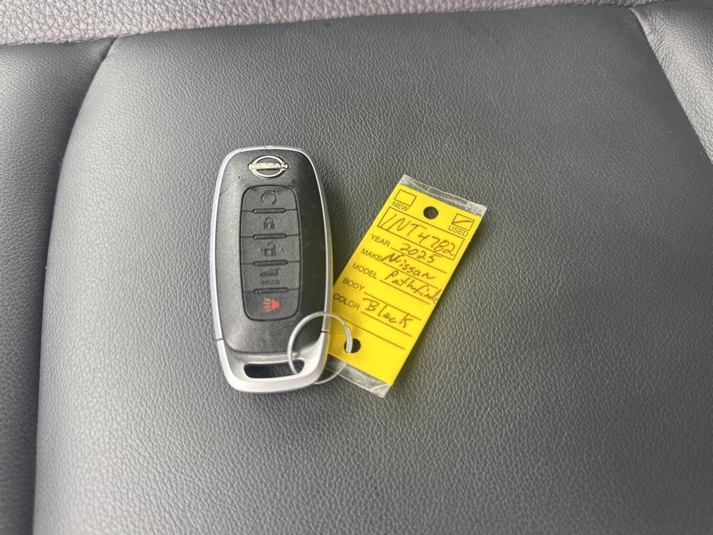 Used 2025 Nissan Pathfinder SL image 36