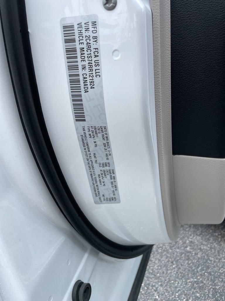 Used 2024 Chrysler Pacifica Select image 14