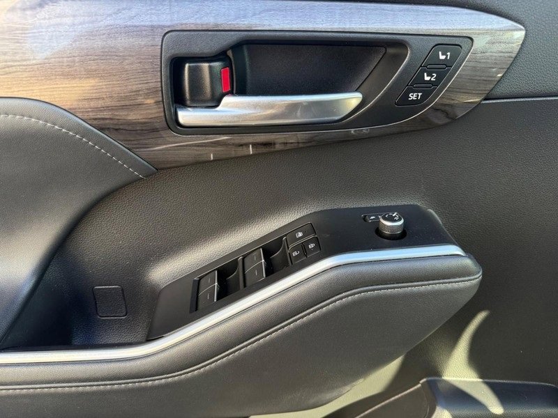 Used 2023 Toyota Highlander Platinum image 20