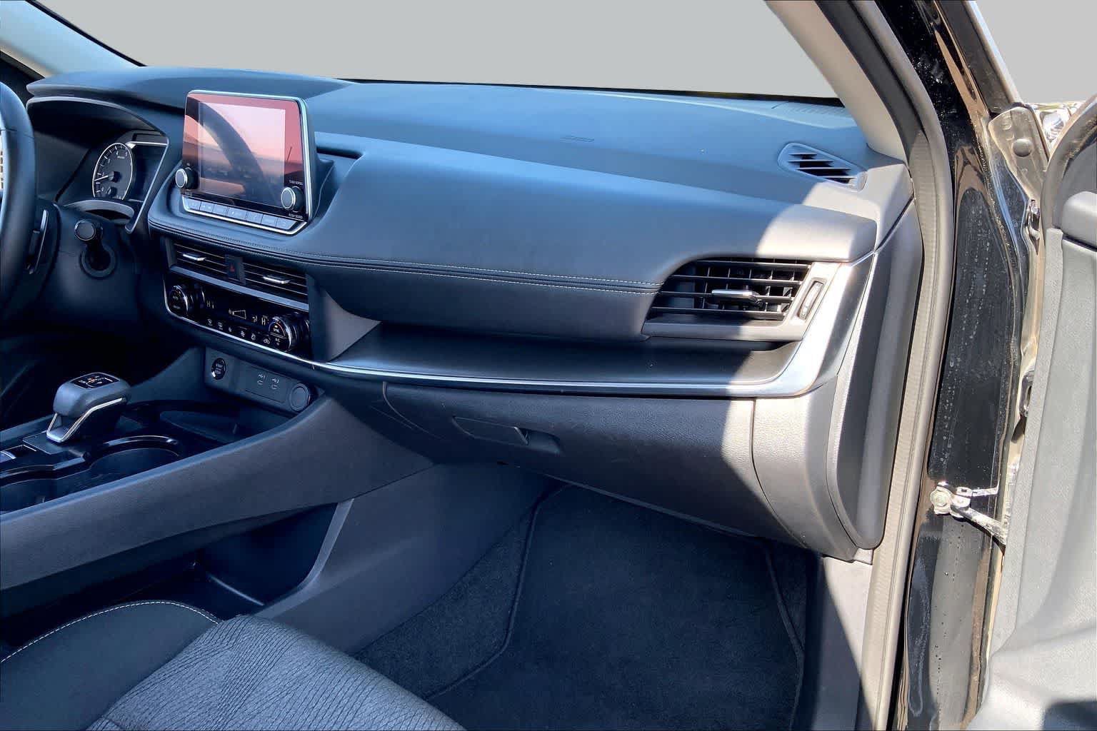 Used 2025 Nissan Rogue SV FWD image 19