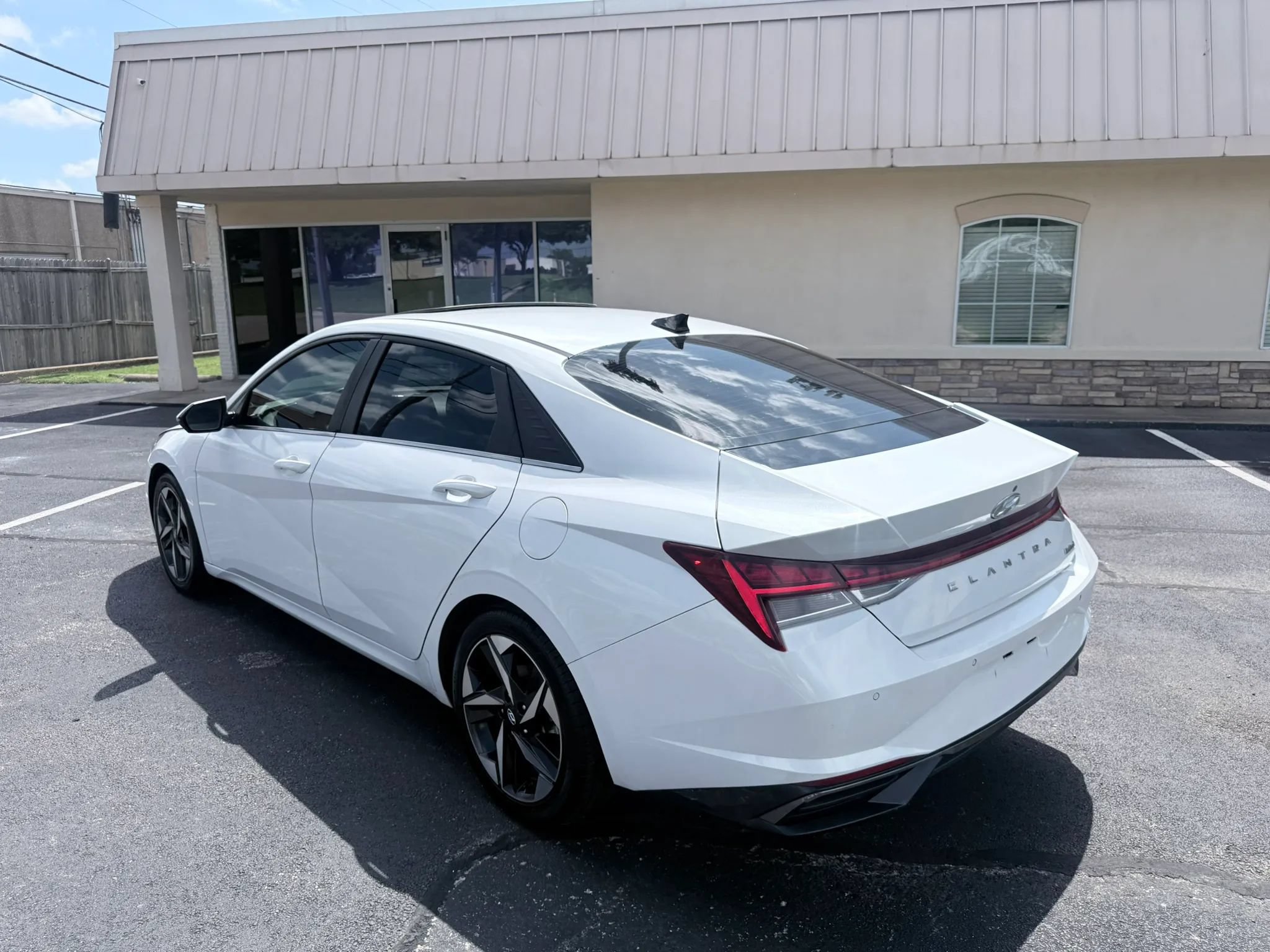 Used 2021 Hyundai Elantra Limited w/ Cargo Package FWD image 4