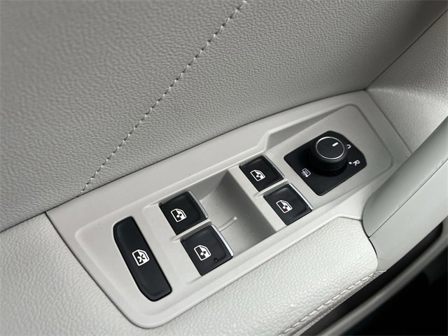 Used 2022 Volkswagen Tiguan SE image 11