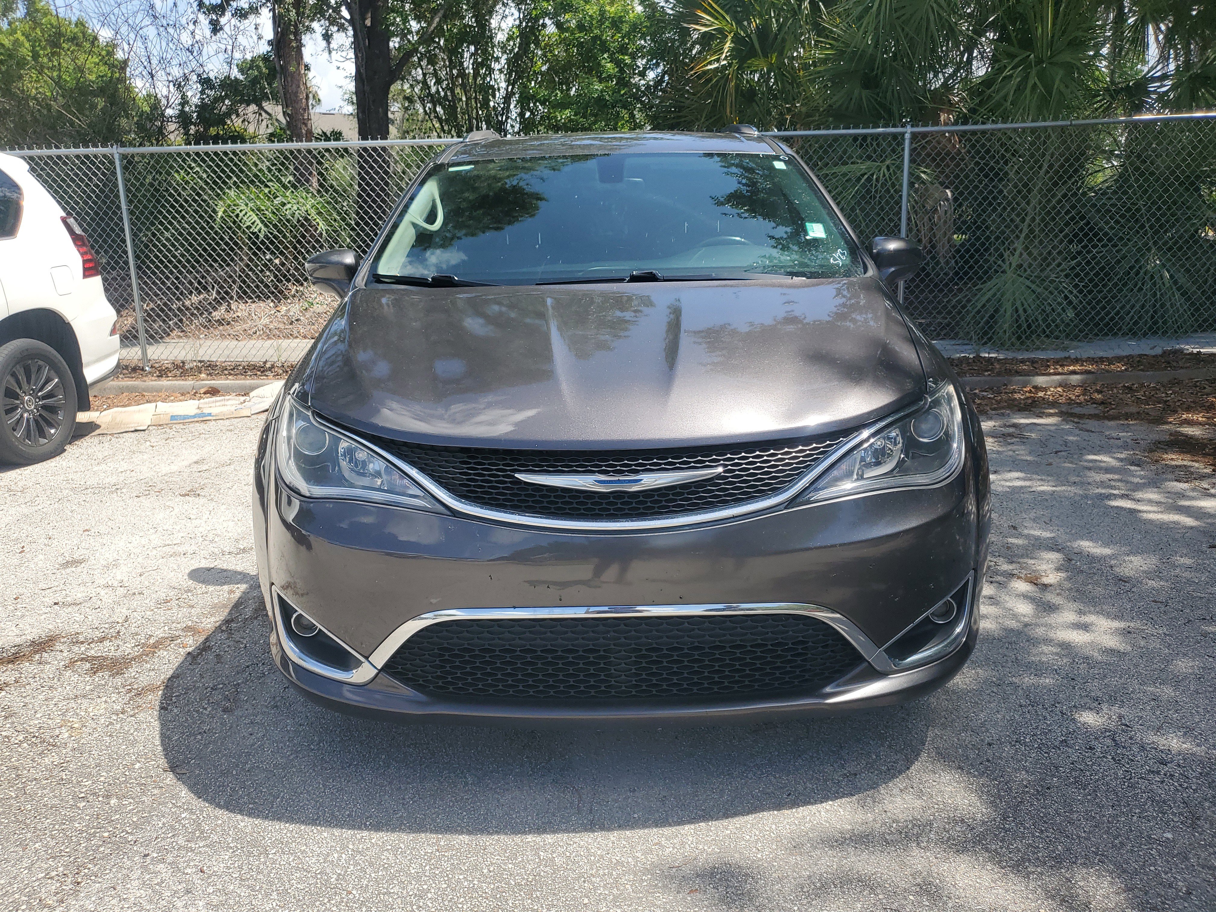 Used 2018 Chrysler Pacifica Touring-L FWD image 2