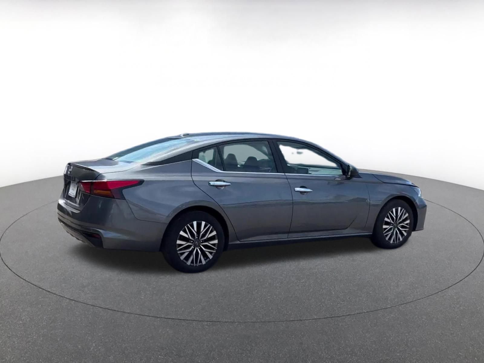 Used 2025 Nissan Altima 2.5 SV FWD image 15