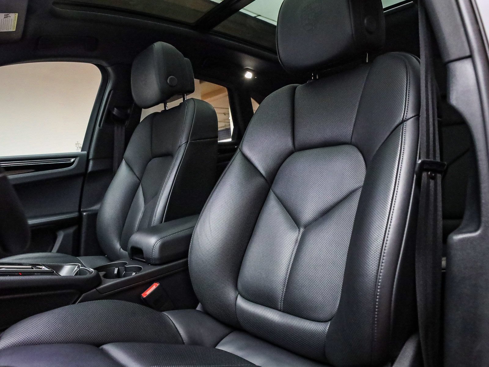 Certified 2025 Porsche Macan Turbo AWD/4WD image 5