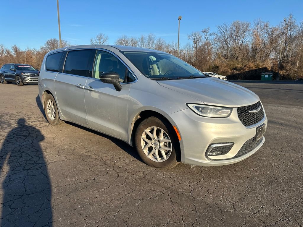 Used 2024 Chrysler Pacifica Touring-L FWD image 5