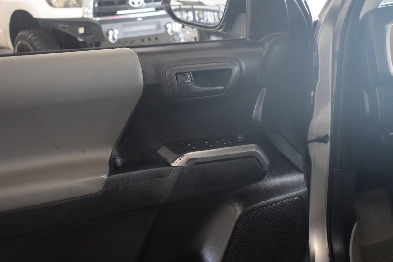 Used 2021 Toyota Tacoma SR5 w/ Technology Package AWD/4WD image 18