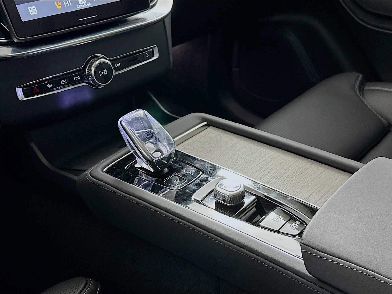 Used 2025 Volvo XC90 T8 Ultra w/ Protection Package Premier image 16