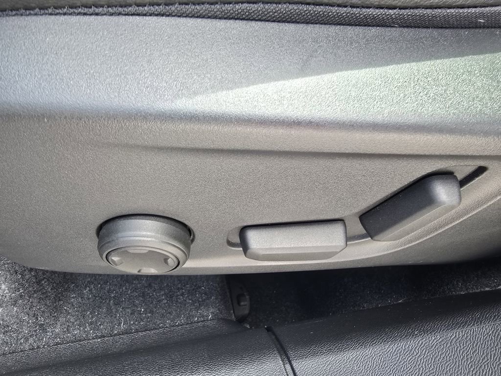 Used 2023 Volvo XC40 B5 Plus w/ Protection Package Premier image 18