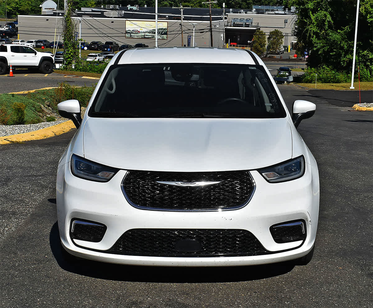 Used 2023 Chrysler Pacifica Touring-L FWD image 4