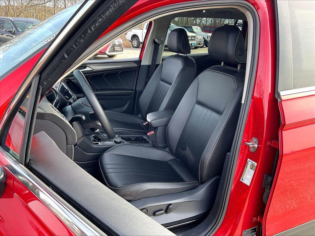 Used 2024 Volkswagen Tiguan SE image 9