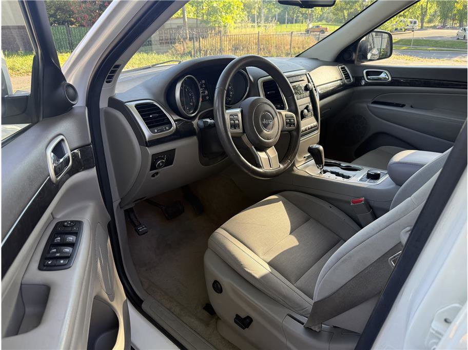 Used 2011 Jeep Grand Cherokee Laredo w/ Security & Convenience Group AWD/4WD image 11