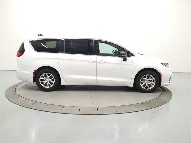 Used 2025 Chrysler Pacifica Select FWD image 9