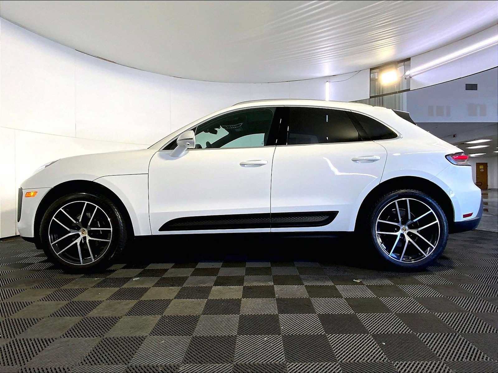 Certified 2024 Porsche Macan AWD/4WD image 2