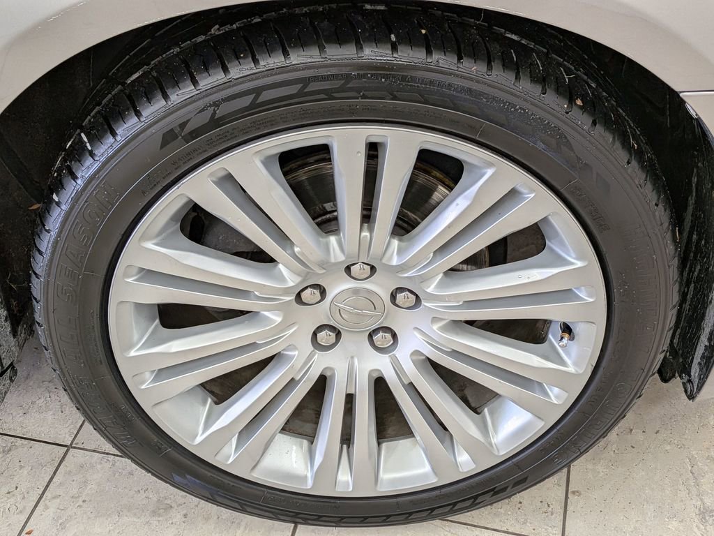 Used 2014 Chrysler 300 C image 12