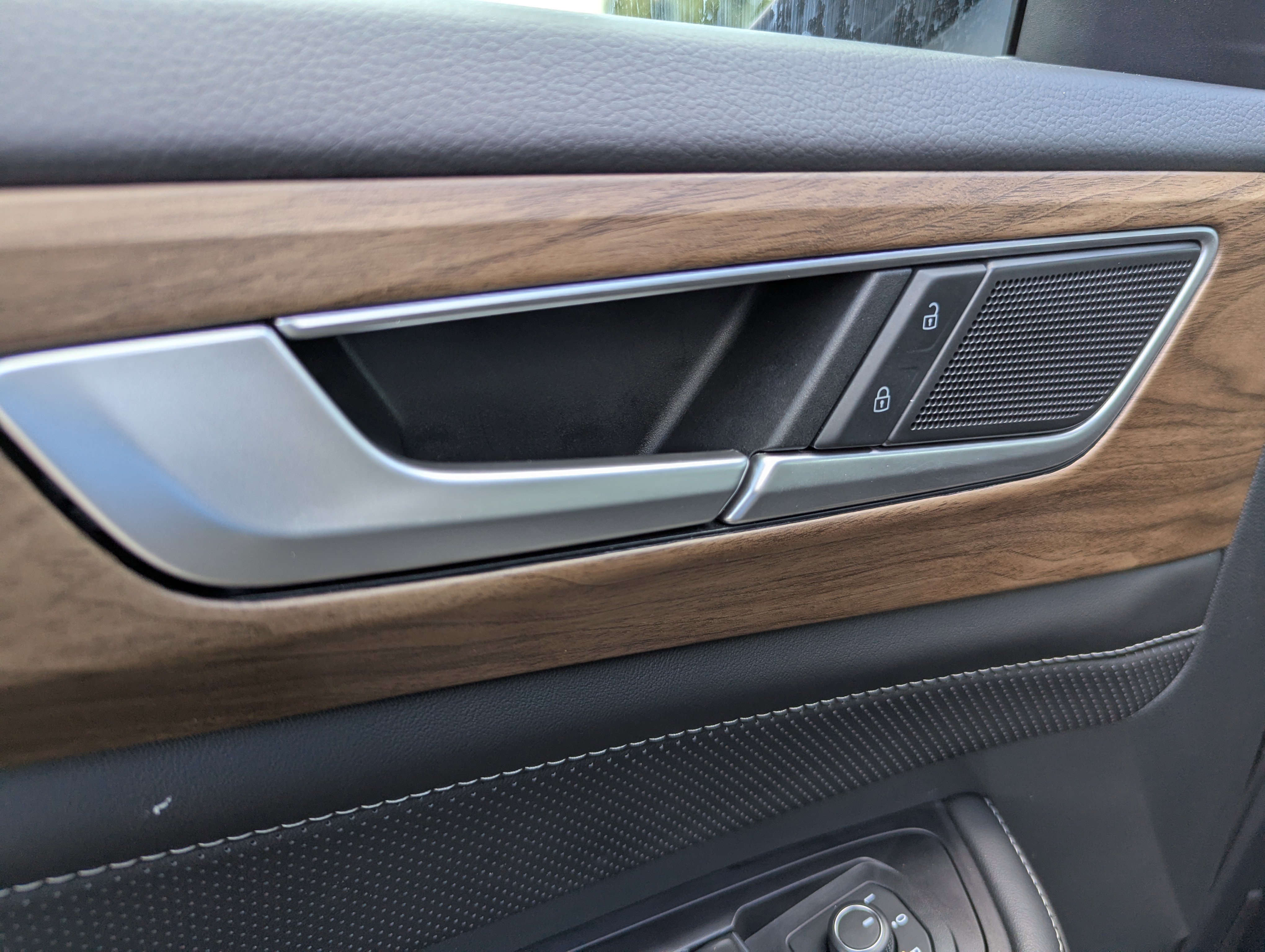 Used 2025 Volkswagen Atlas SE image 19