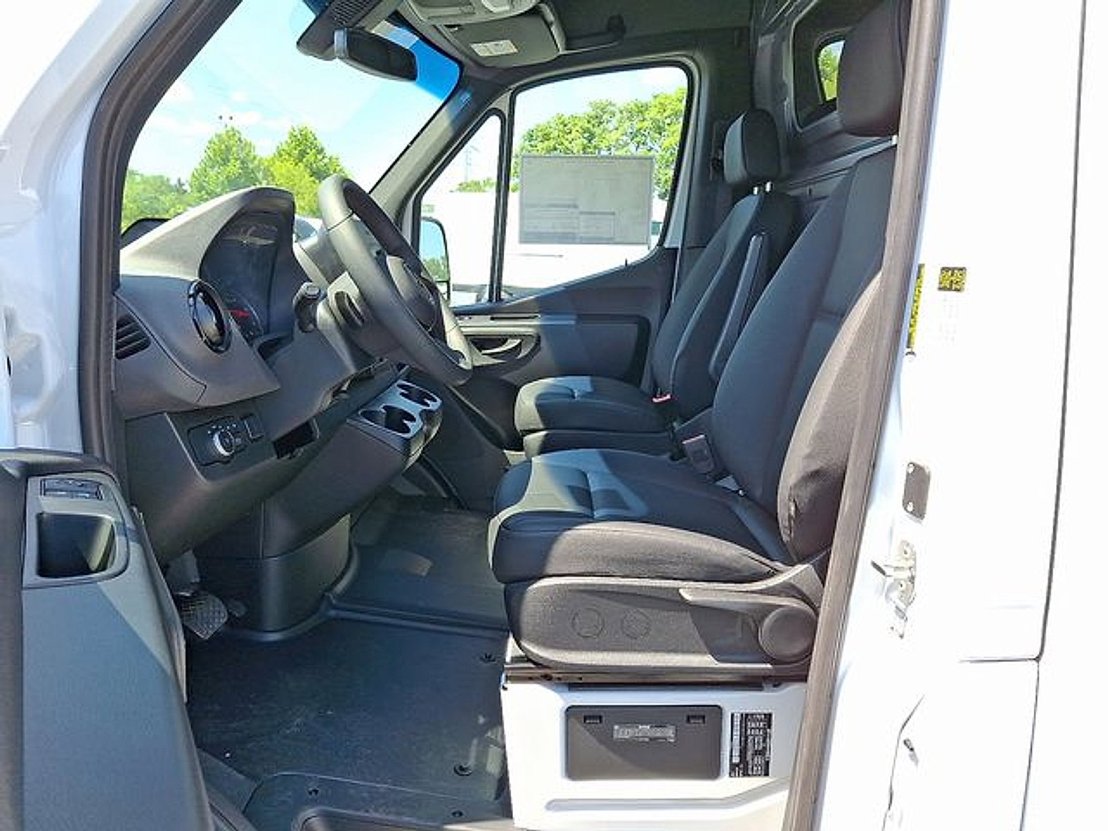Used 2025 Mercedes-Benz Sprinter 2500 image 14