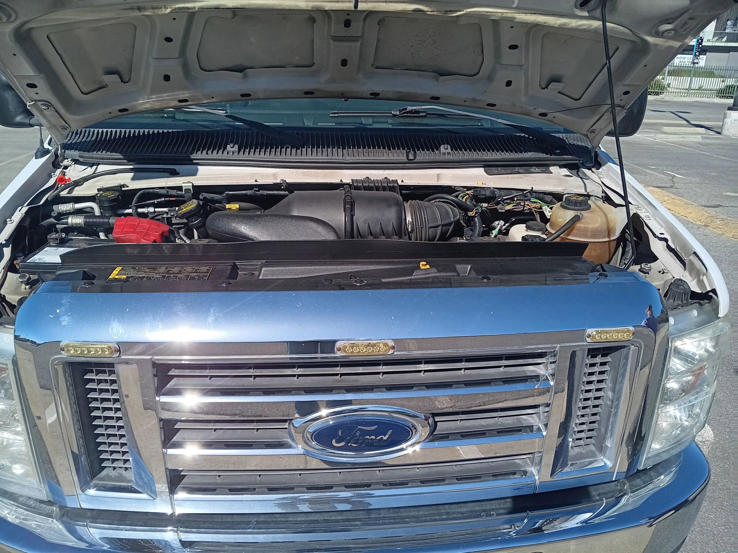 Used 2013 Ford E-450 and Econoline 450 Super Duty w/ Interior Upgrade Pkg RWD image 34