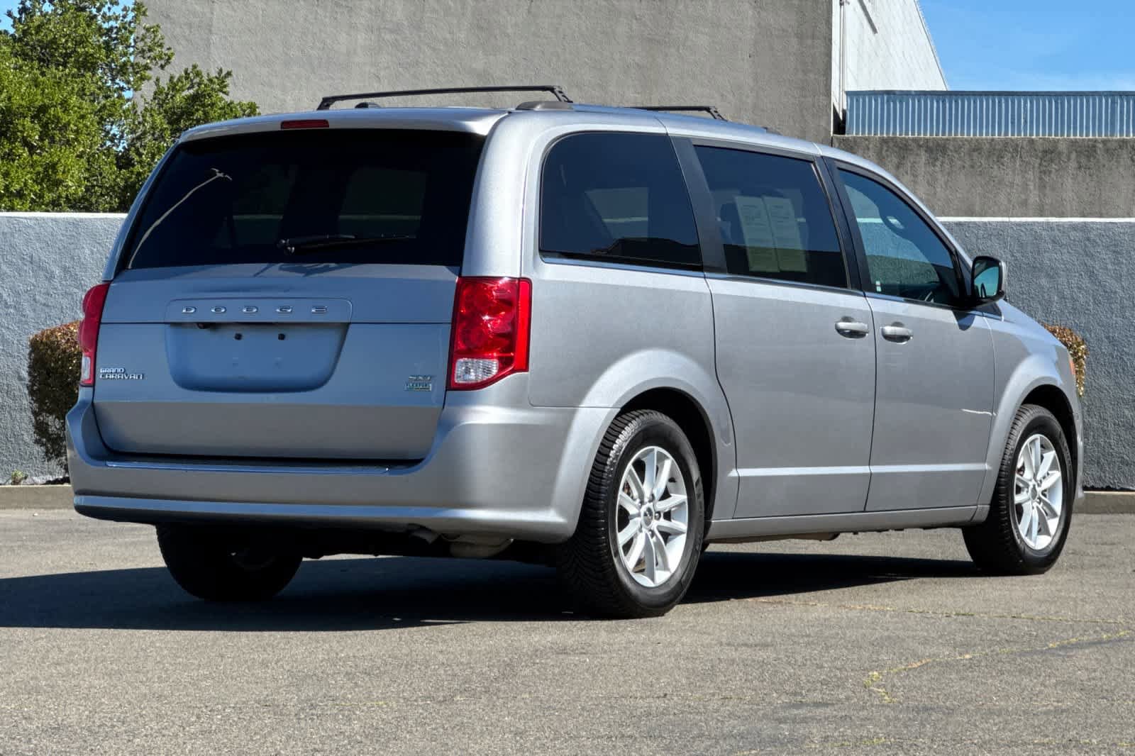 Used 2019 Dodge Grand Caravan SXT image 2