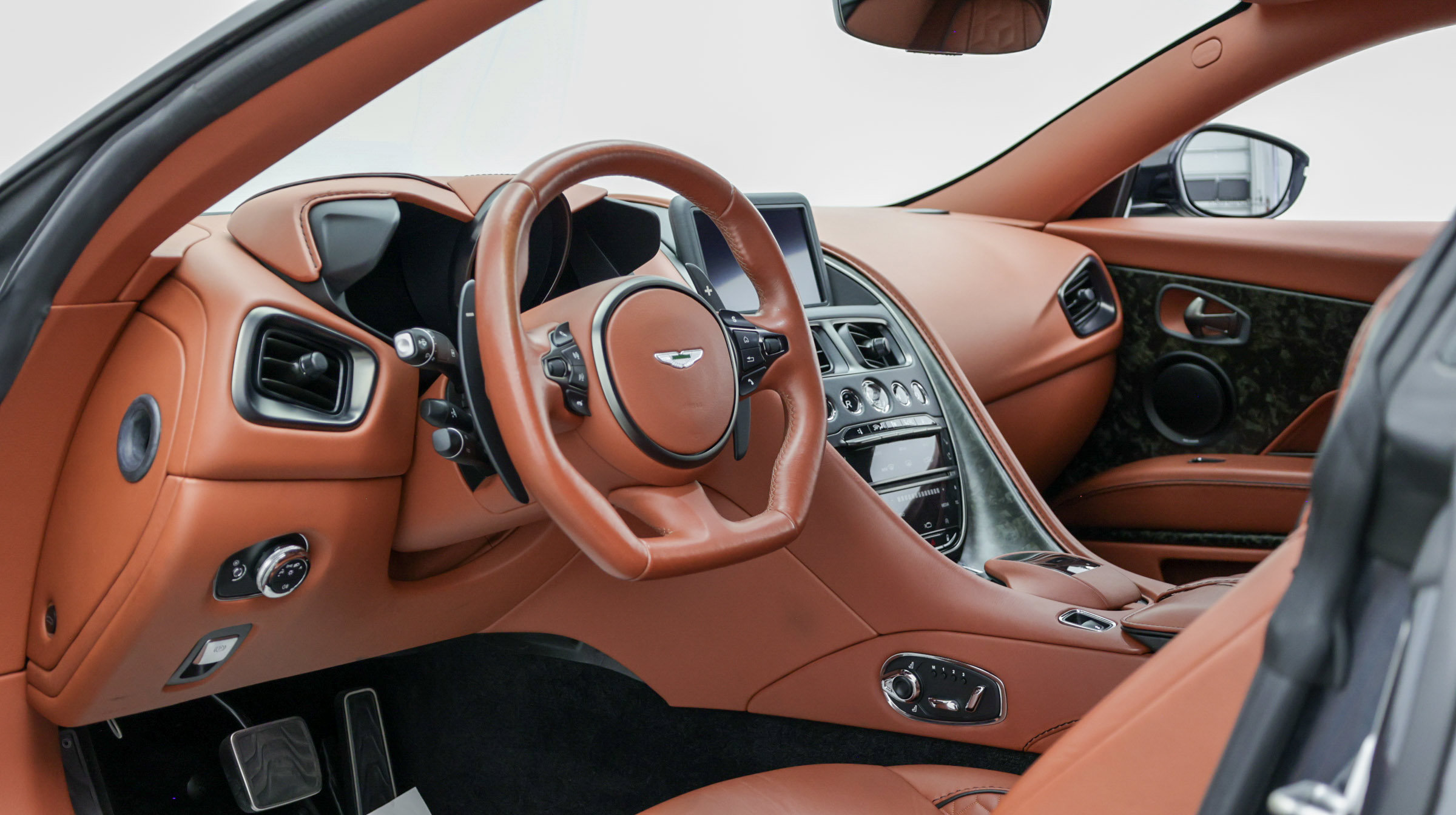 Used 2019 Aston Martin DBS Superleggera RWD image 19