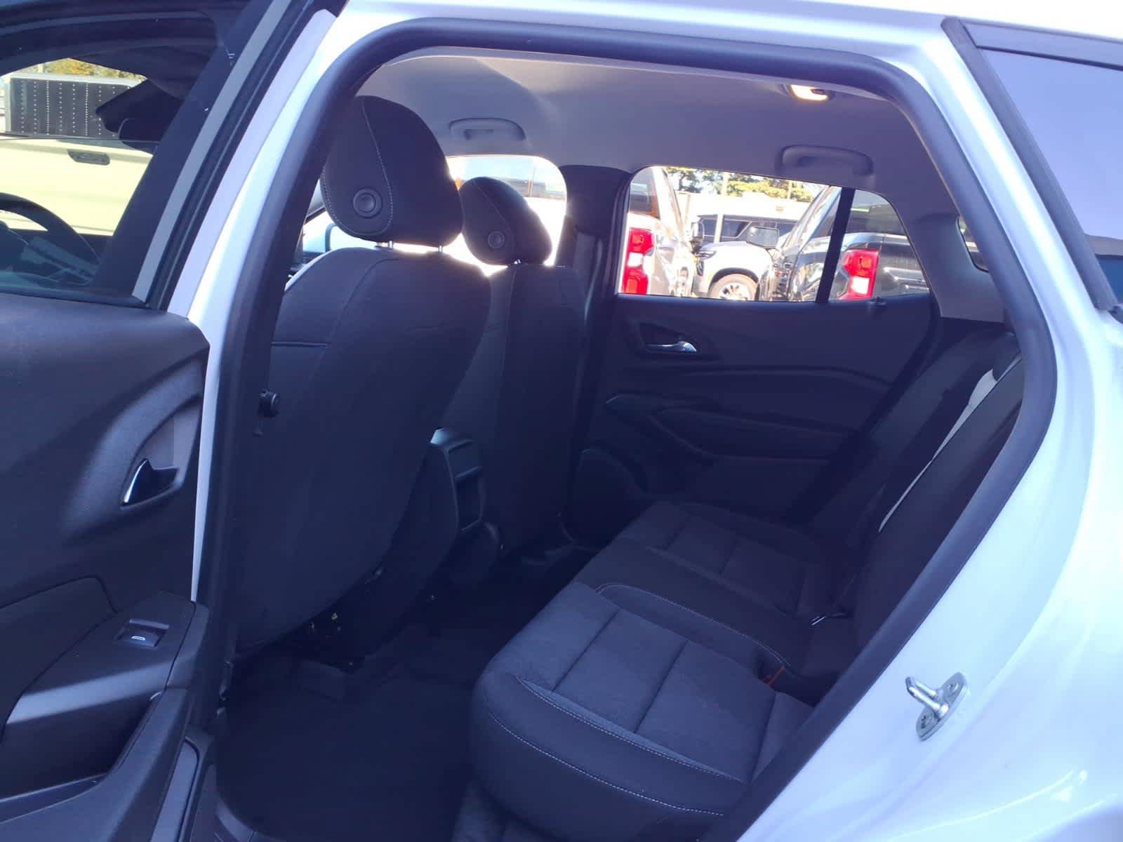 Used 2025 Chevrolet Trax LS w/ LS Convenience Package FWD image 17