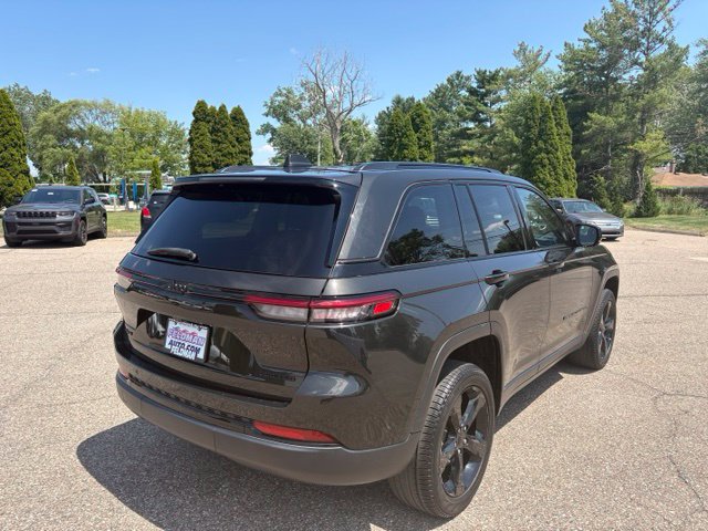 Used 2023 Jeep Grand Cherokee Limited w/ Black Appearance Package AWD/4WD image 5