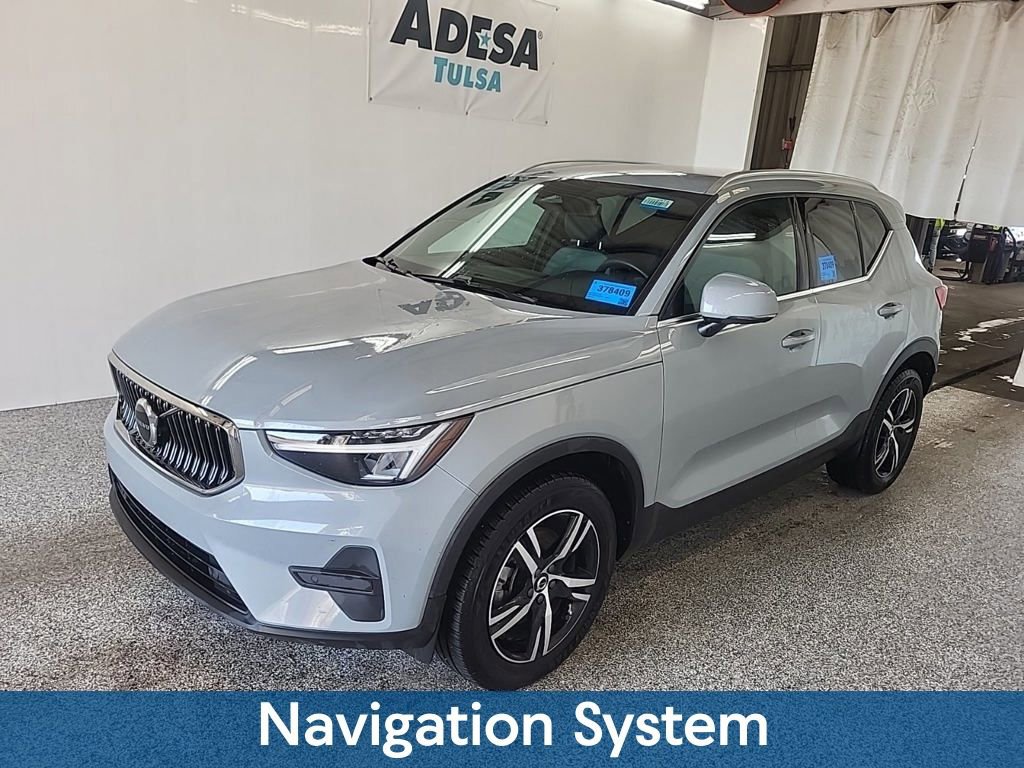 Used 2024 Volvo XC40 B5 Core image 2