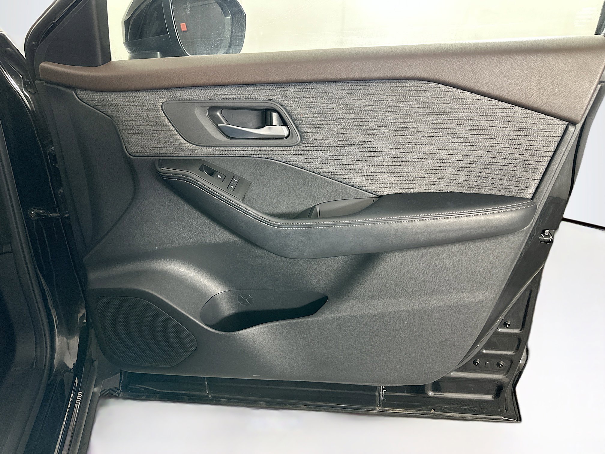 Used 2023 Nissan Rogue SV FWD image 30