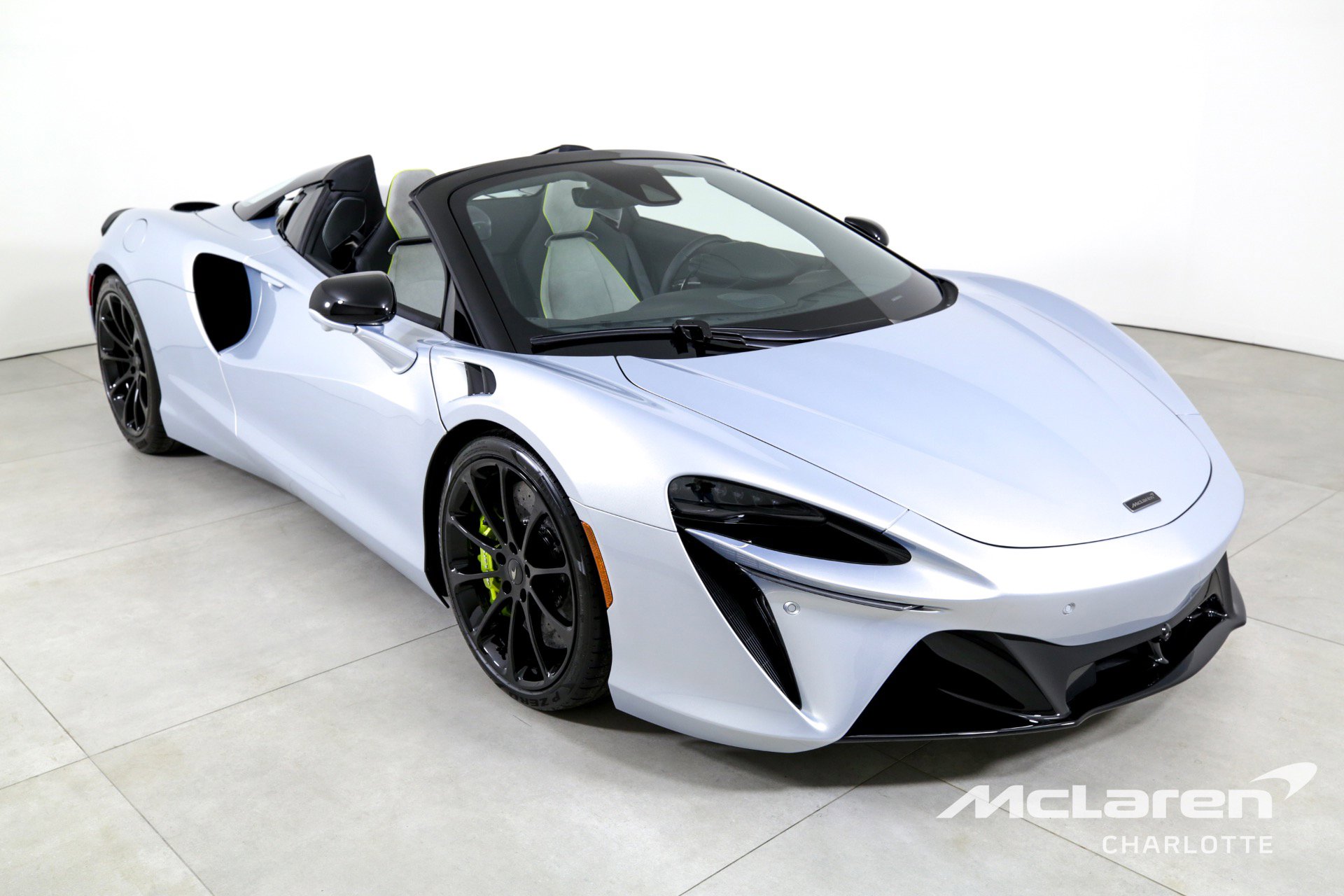 Used 2025 McLaren Artura Spider image 4