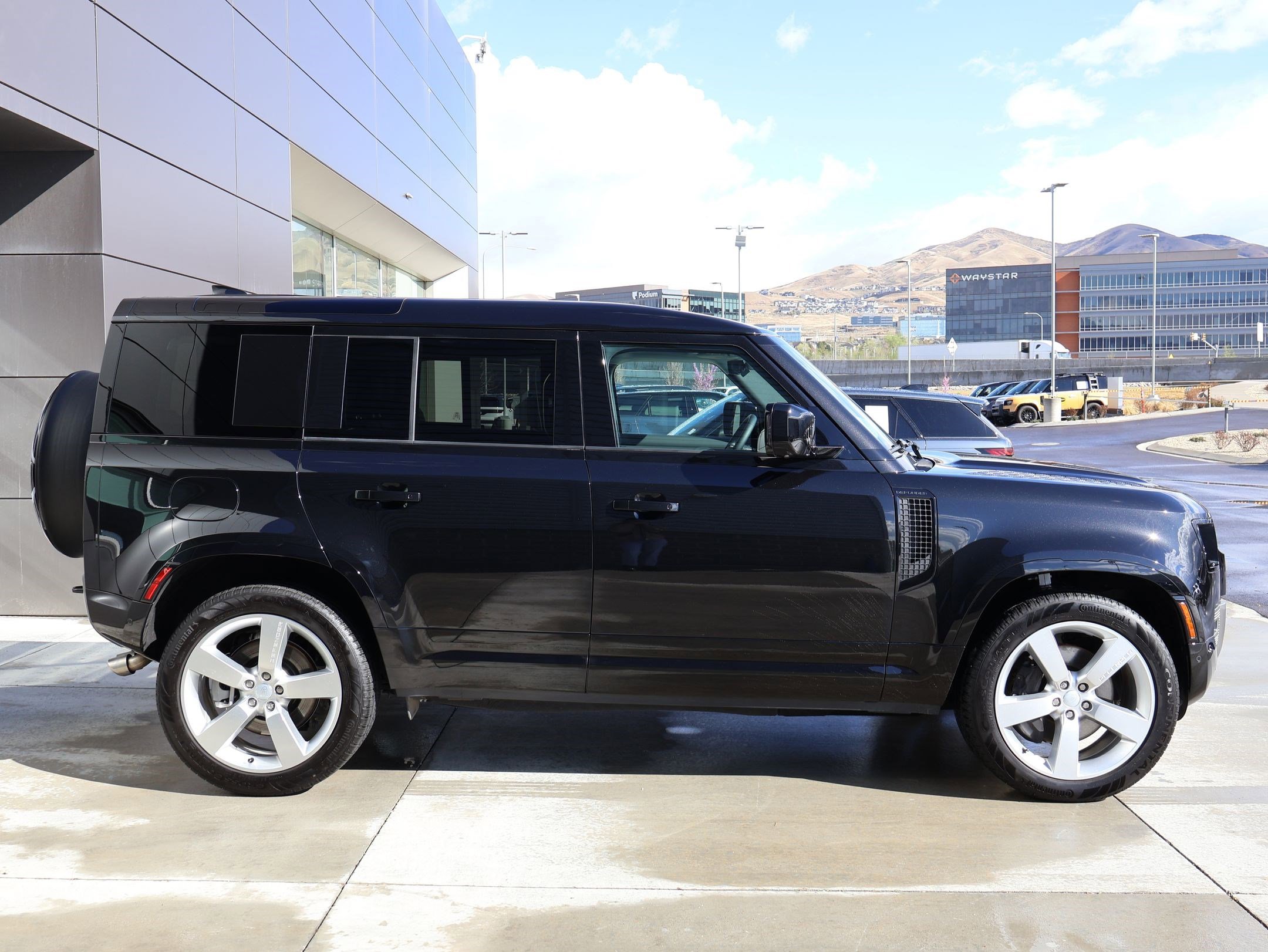 Used 2025 Land Rover Defender 110 X-Dynamic SE image 5
