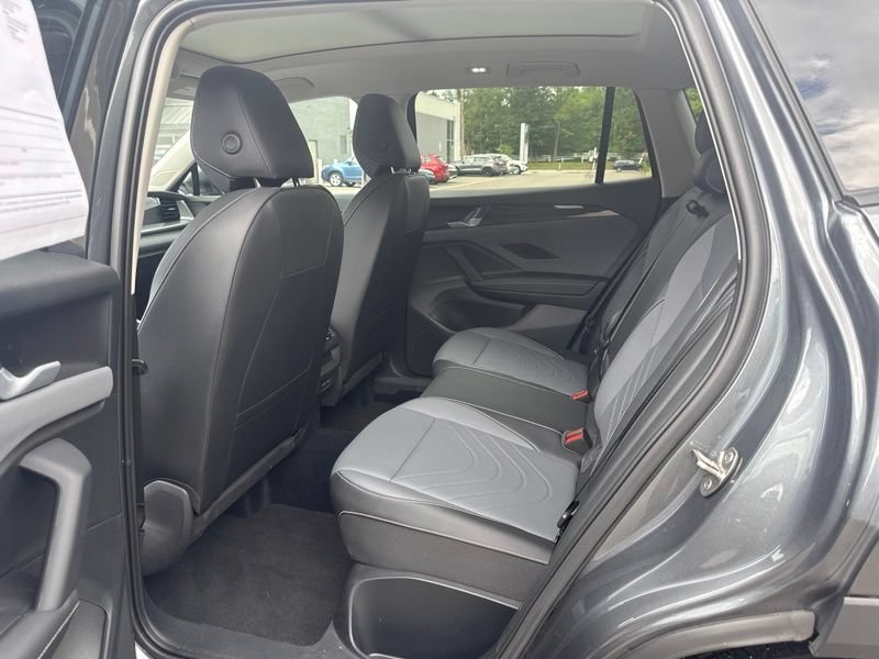 Used 2025 Volkswagen Tiguan SE AWD/4WD image 11
