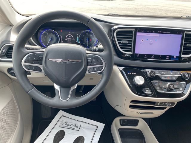 Used 2024 Chrysler Pacifica Touring-L image 8