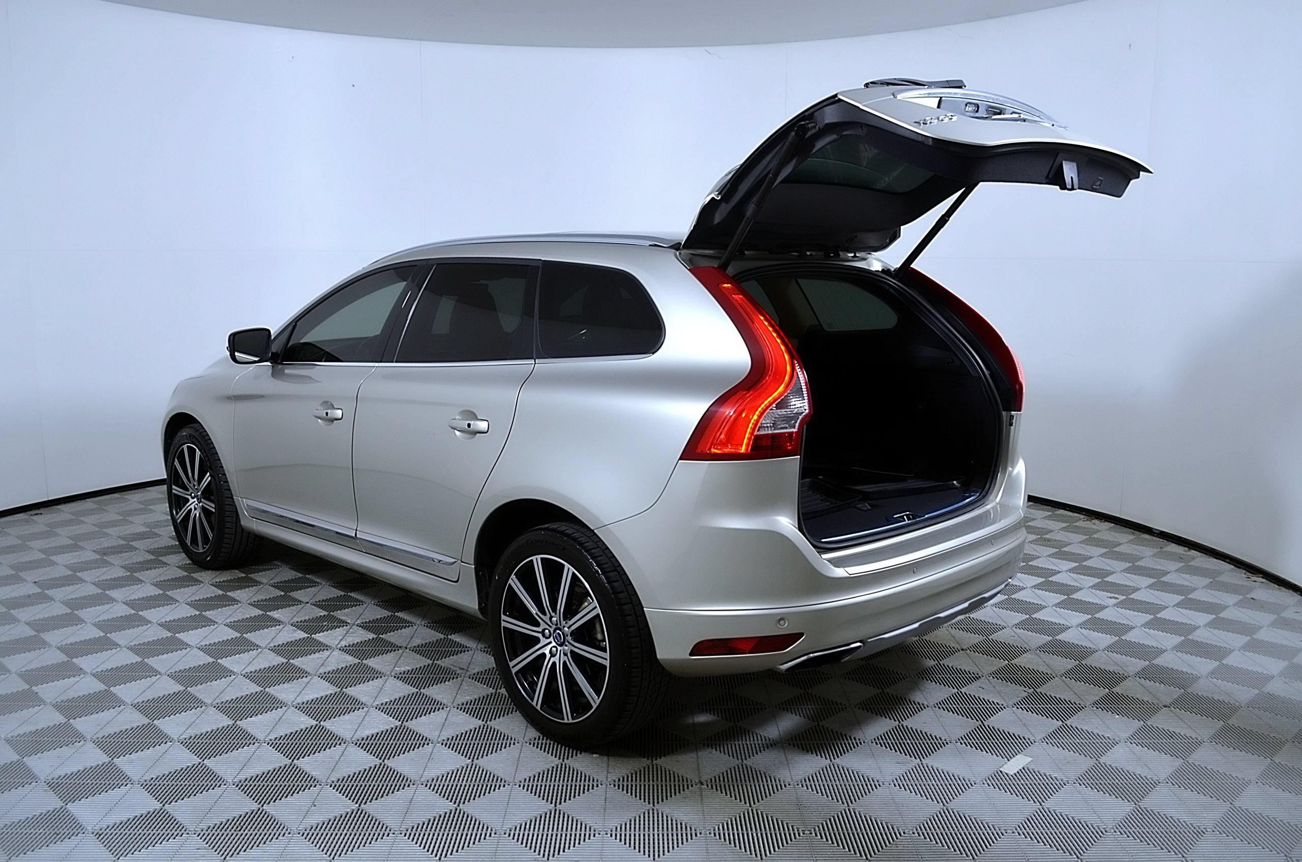 Used 2017 Volvo XC60 T6 Inscription w/ Preferred Option Package AWD/4WD image 10