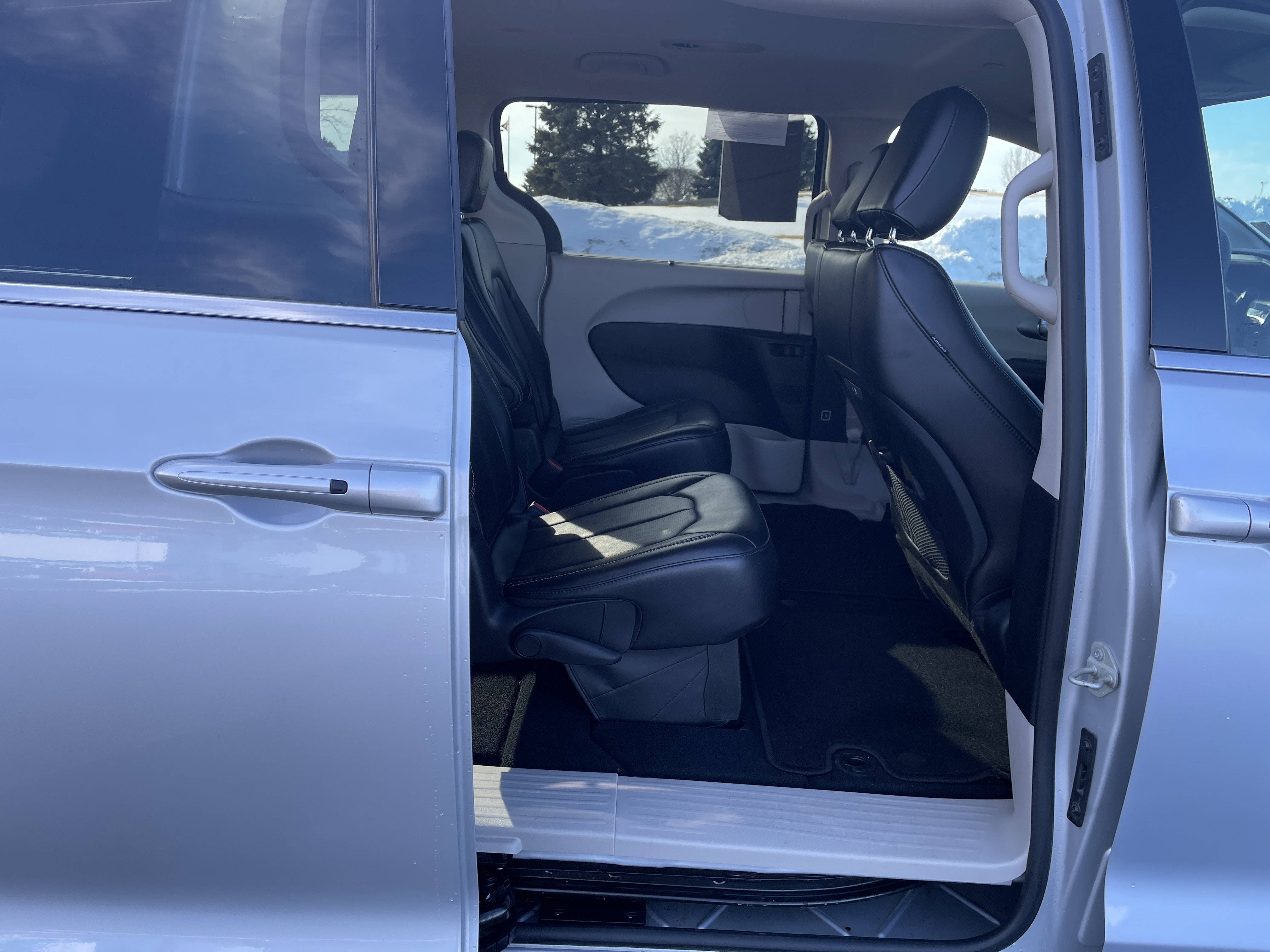 Used 2024 Chrysler Pacifica Touring-L image 23