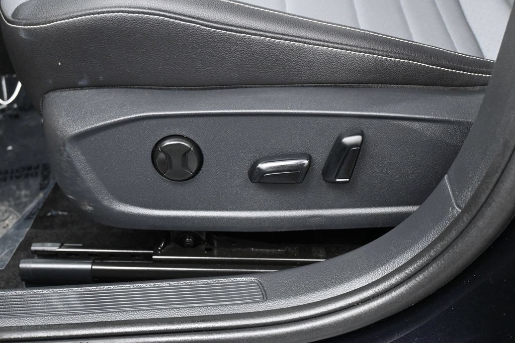 Used 2025 Volkswagen Jetta SE FWD image 12
