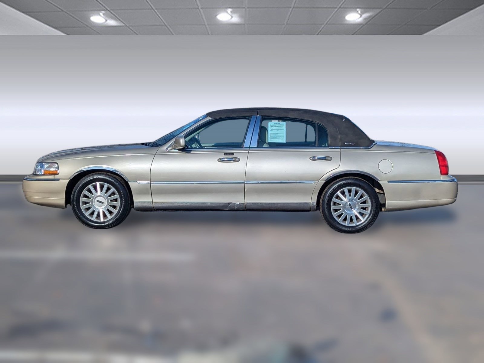 Used 2004 Lincoln Town Car Signature video 2