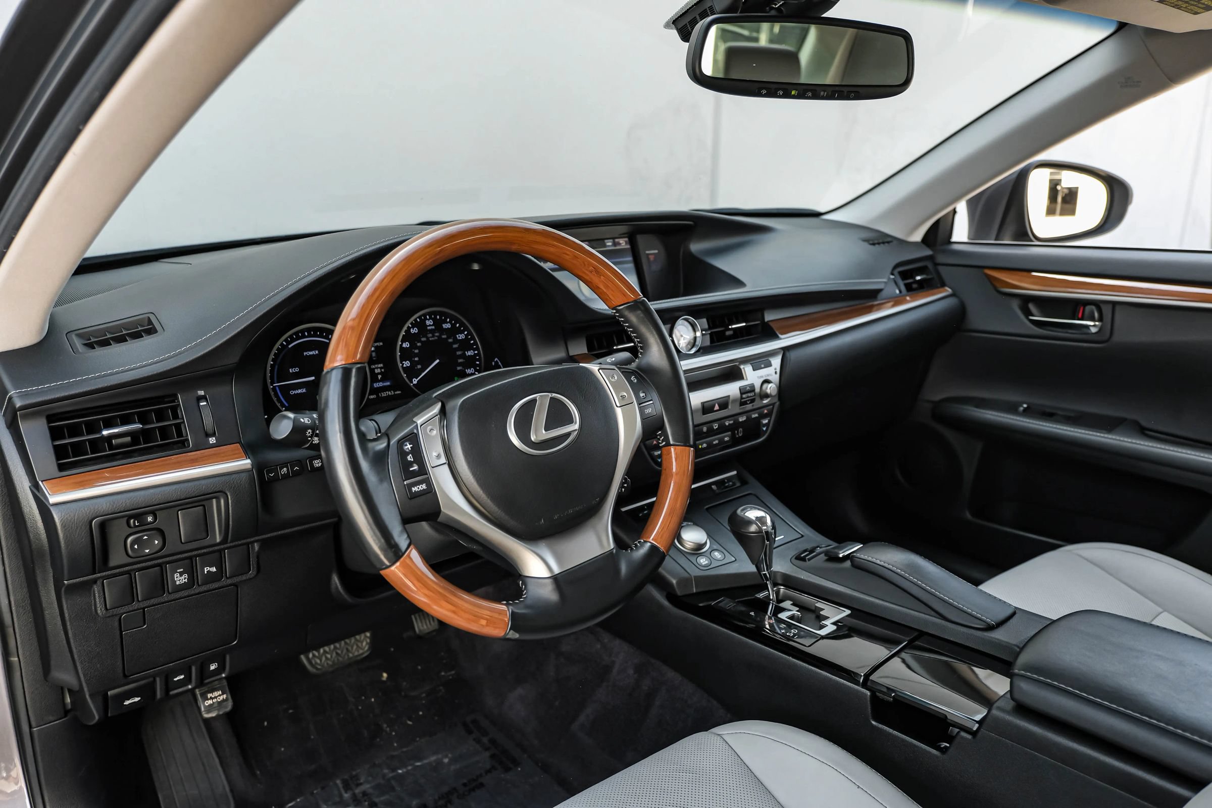 Used 2014 Lexus ES 300h w/ Luxury Package w/Bamboo Trim FWD image 3