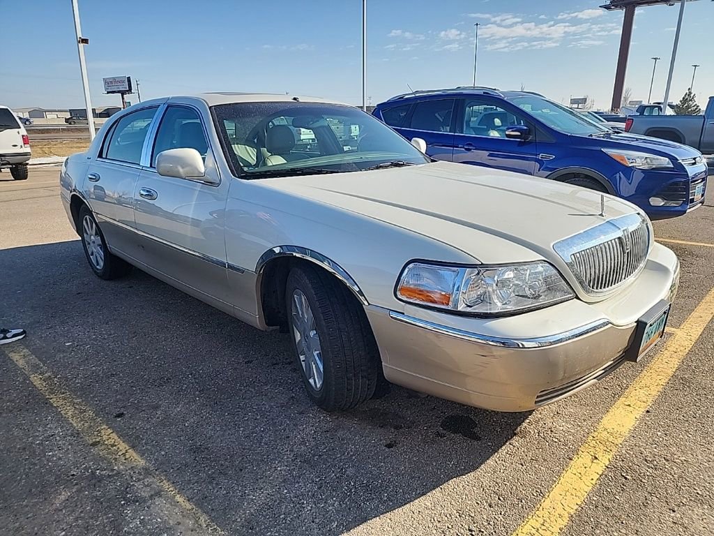 Used 2005 Lincoln Town Car Signature Limited image 3