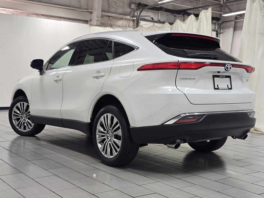 Used 2024 Toyota Venza XLE image 16