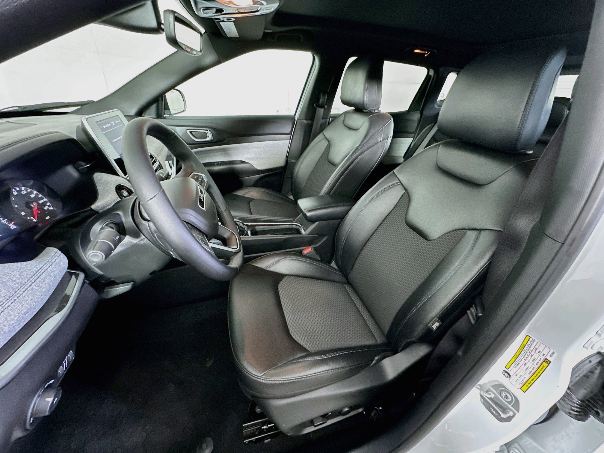 Used 2025 Jeep Compass Latitude w/ Sun & Sound Group AWD/4WD image 13