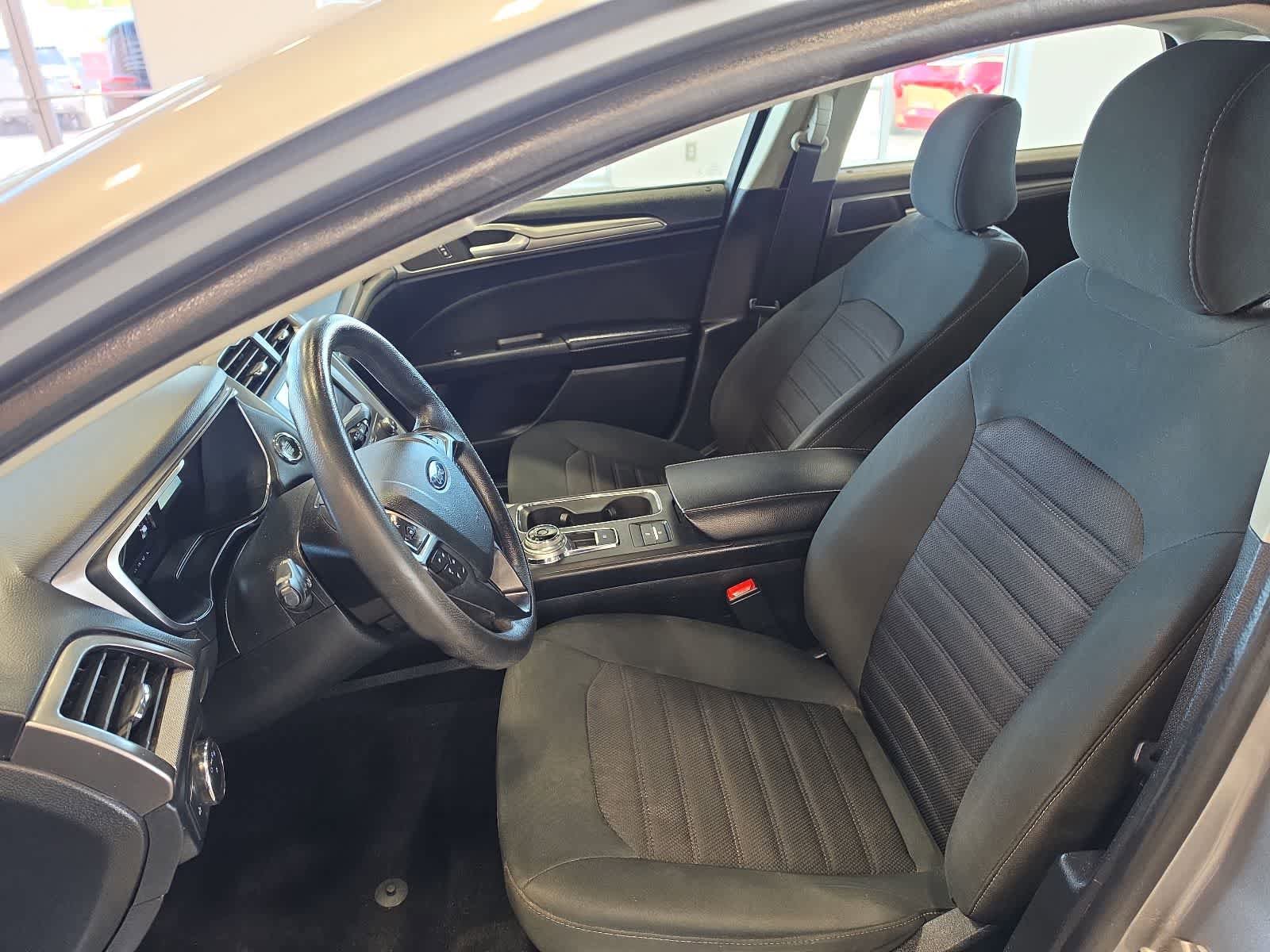 Used 2020 Ford Fusion SE FWD image 14