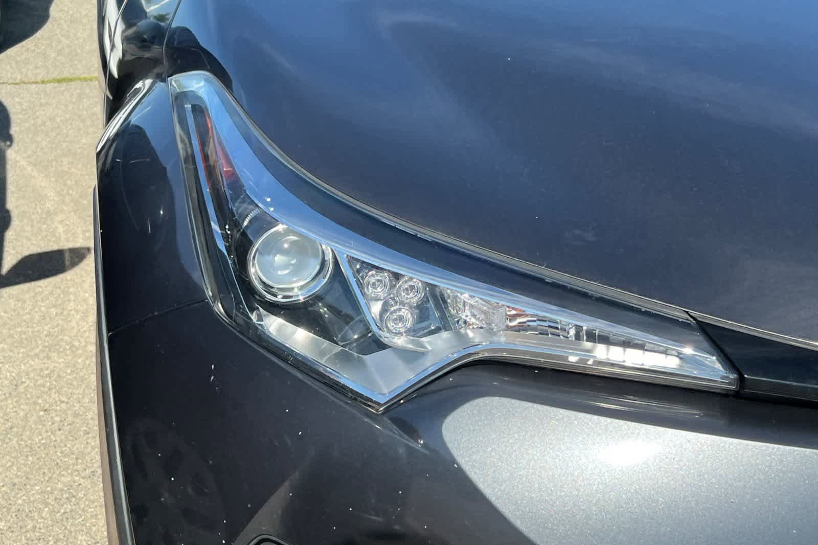 Used 2019 Toyota C-HR XLE FWD image 14